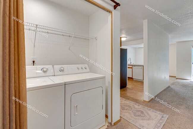 Building Photo - Spacious Pet-Friendly Ground Level Unit w/ Parking Included!