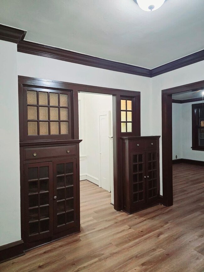 Interior Photo - 831 College Ave