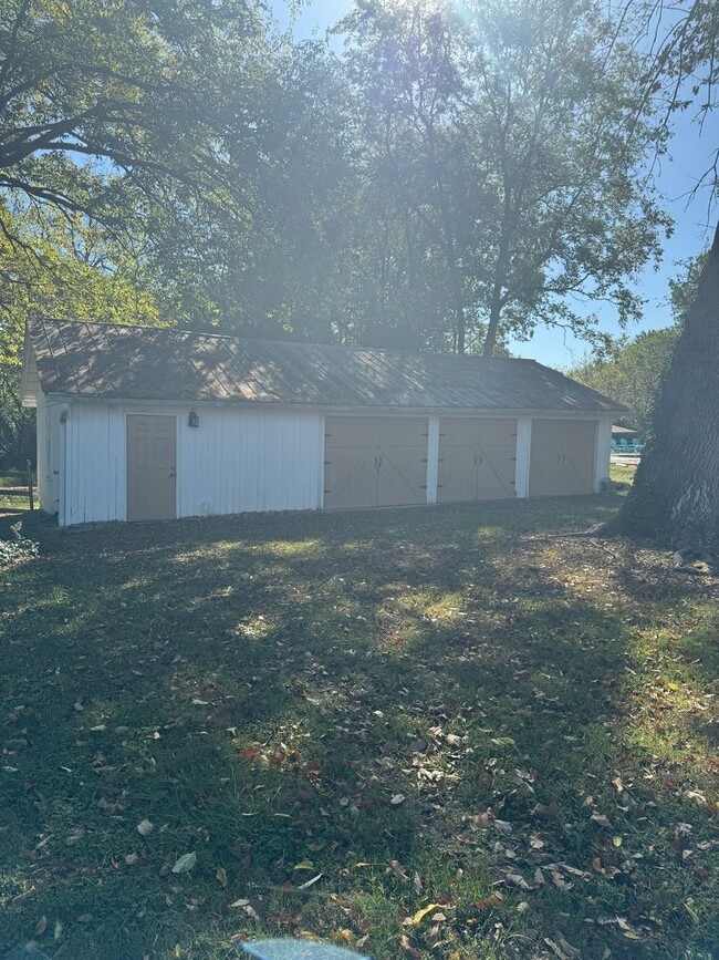 Building Photo - 3 Bed / 2 bath on 1.2 ACRES - 3 car garage...