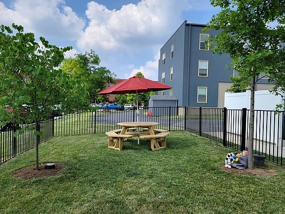 Building Photo - 550 New Holland Ave