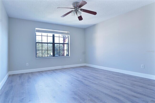 Building Photo - 10216 Oak Crest Rd