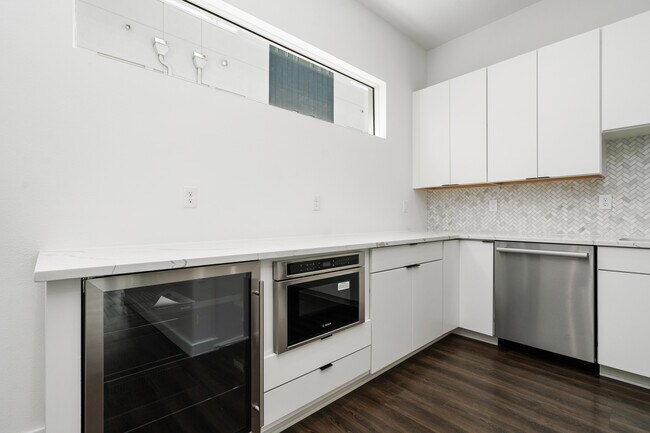 Building Photo - 869 6th Ave S