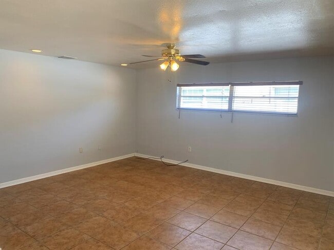 Building Photo - 523 Spring Oaks Blvd