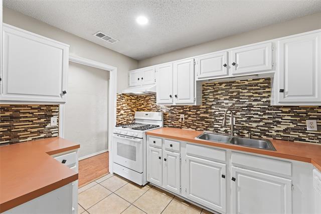 Building Photo - 708 Azalea Dr