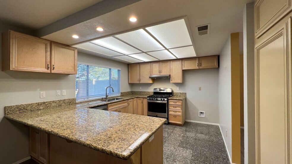 Building Photo - 8558 Sandhill Dr