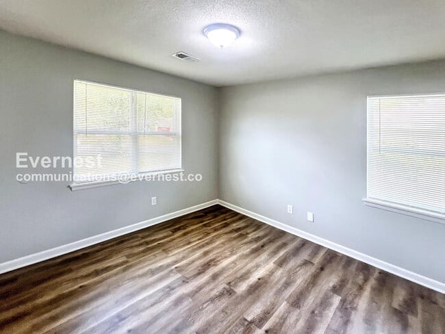 Building Photo - 605 Blaine Dr SW