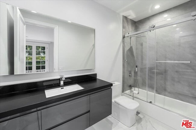 Building Photo - 801 Alta Dr