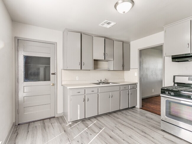 Building Photo - 302 Russell Dr