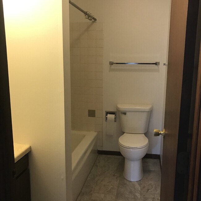 Building Photo - 2 Bedrooms, 1 Bathroom Northside Apartment - Close to River Prairie Center