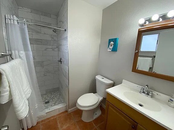 Bath 2 - 905 Center St