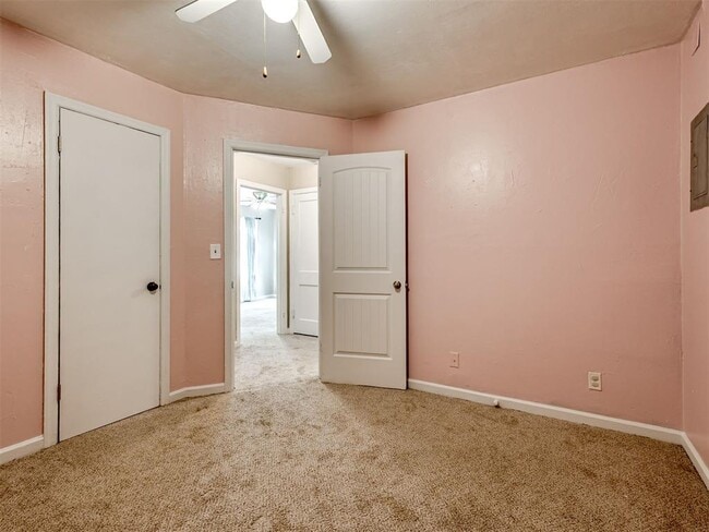 Building Photo - 211 W Dale St