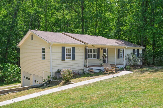 Building Photo - 4BR Home on 1 Acre with Finished Basement in Fayetteville