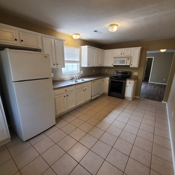 Building Photo - 4361 W La Siesta St