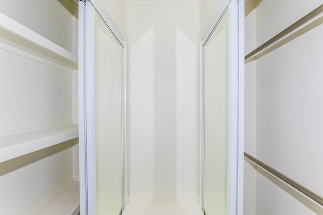 Building Photo - Kahala Avenue Beachside -  1 minute walk to beach  Recently remodeled w/fenced yard. 1 bdrm, 1 ba...