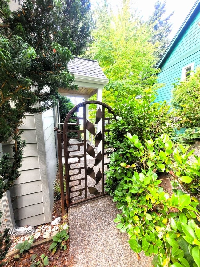 Building Photo - Beautiful South Hill Home with Bay Views 3...
