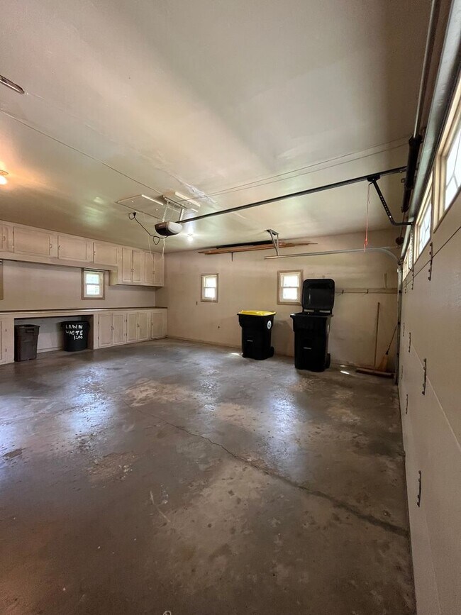 Building Photo - Beautiful 3 Bedroom Home in Normal!