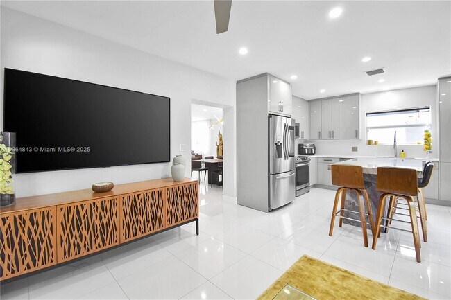 Building Photo - 14441 S Biscayne River Dr