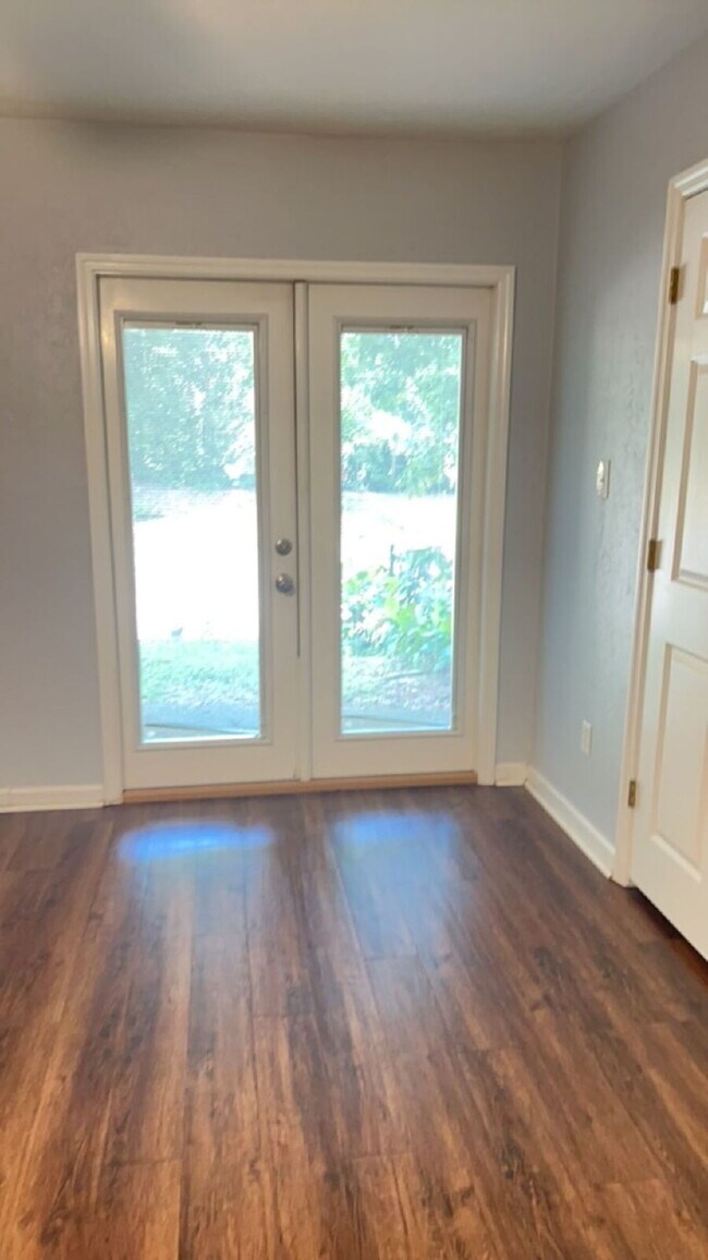 Building Photo - Spacious 1 BR 1 BA Available in July!