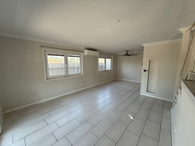 Building Photo - Modern 3 Bedroom, 2.5 Bath Two-Story Townh...