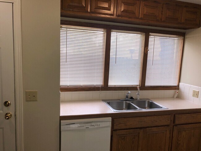 Building Photo - TS-Woodridge Duplex