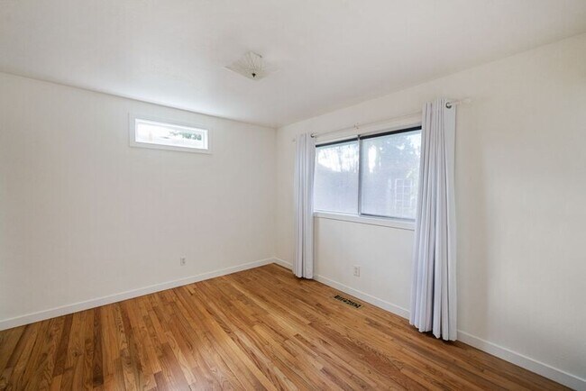 Building Photo - 8715 N Washburne Ave