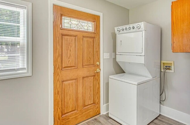 Building Photo - 208 E Columbus St