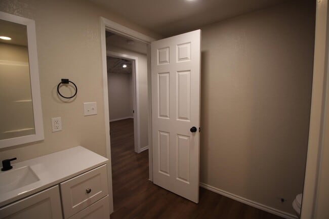 Building Photo - 213 N Waldrip St