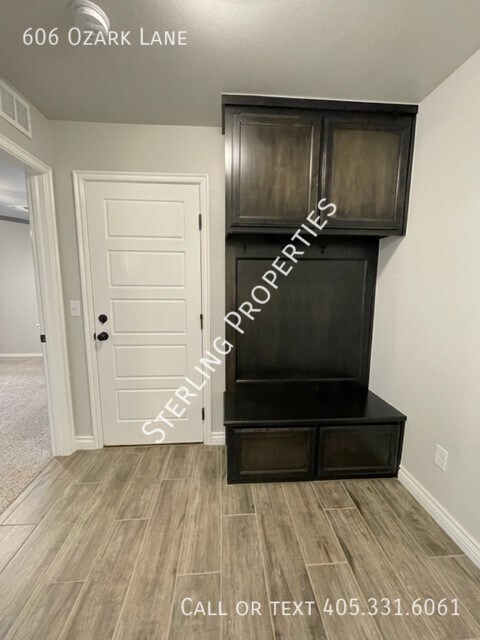 Building Photo - 606 Ozark Ln