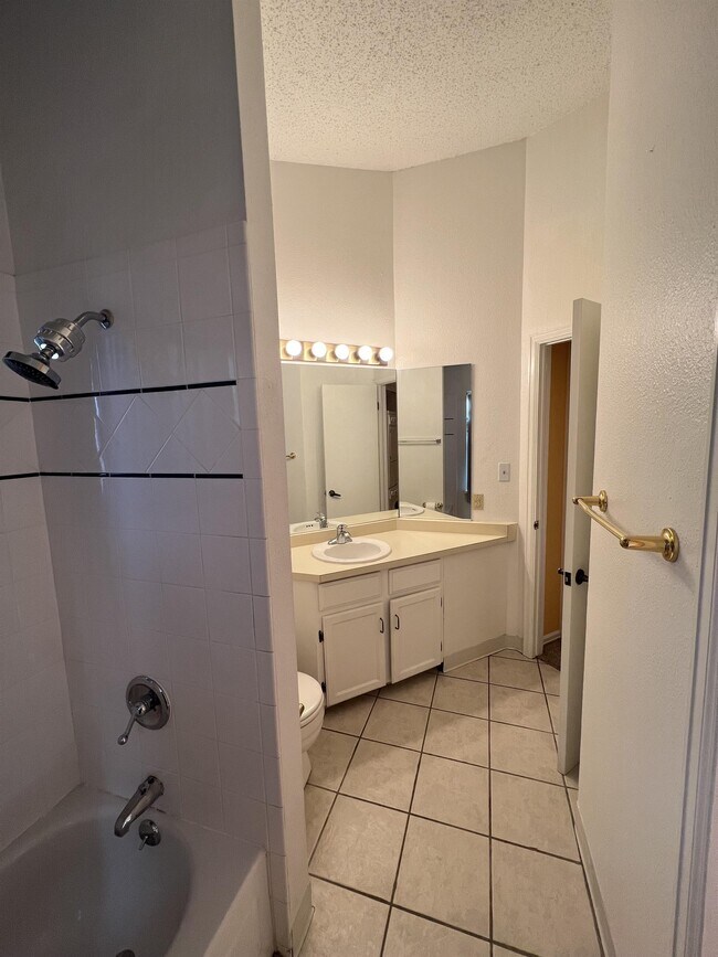 Building Photo - 886 London Green Way