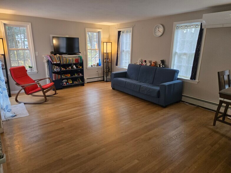 Living room - 16 Knoll Rd