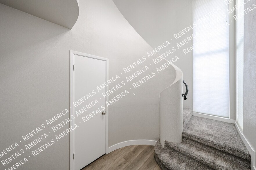 Building Photo - 700 E Mesquite Cir