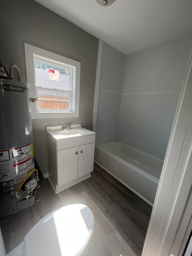 Building Photo - 1 bedroom/1 bathroom house