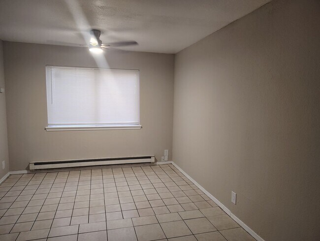 Building Photo - COMING SOON - Recently updated 2 bed -1 bath aprox 800 sq ft 2nd and Montano