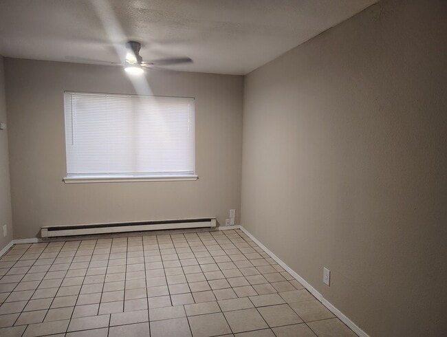 Building Photo - Recently updated 2 bed -1 bath aprox 800 sq ft 2nd and Montano