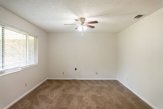 Building Photo - 1409 Lehigh Dr