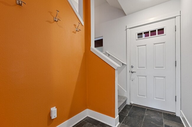Building Photo - 3Bd/2.5Ba Seattle Townhouse