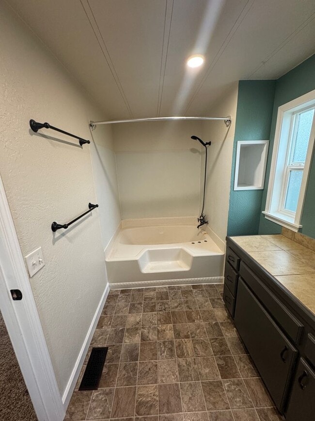 Building Photo - 2 Bedroom 2 Bath