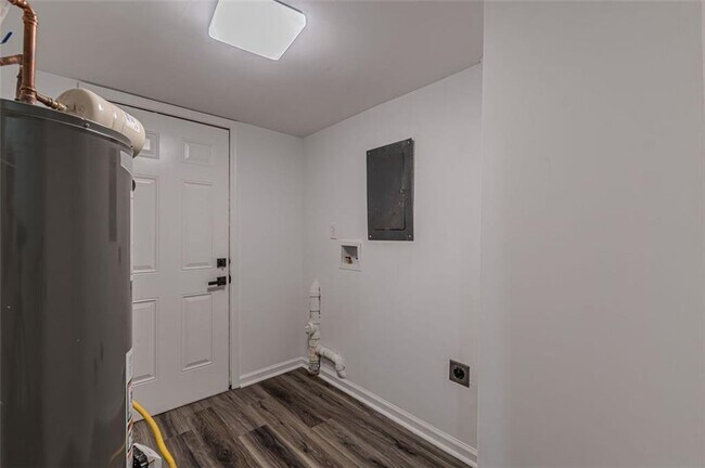 Building Photo - 2352 Glendale Dr