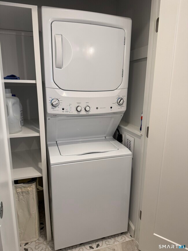 Building Photo - 24 Elm St