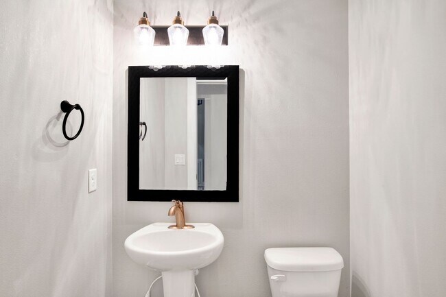 Building Photo - Spacious 2021 home close to beaches and shopping!