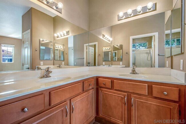 Building Photo - Private end unit townhome!! AVAILABLE JANUARY 25, 2025