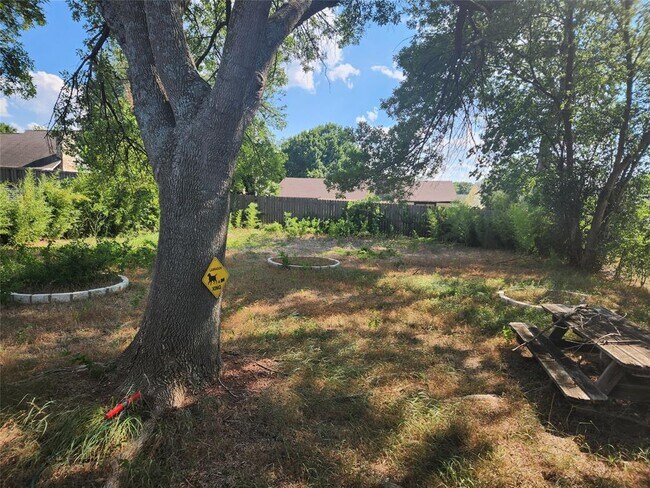 Building Photo - 601 Thelma Dr