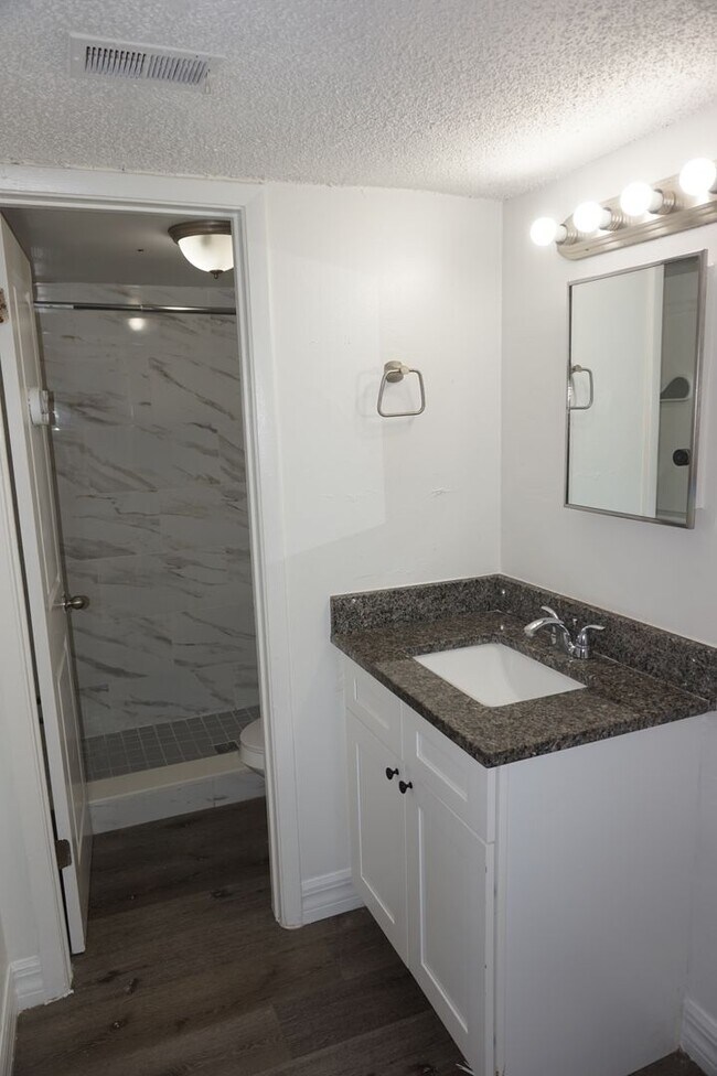 Building Photo - Awesome Location 1/1 on Curry Ford Ready for Move In