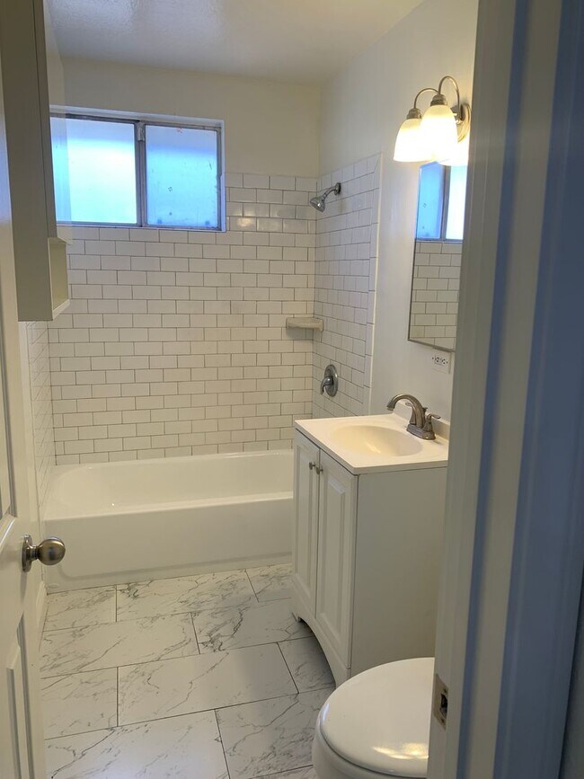 Building Photo - For Lease: 2 Bed / 1 Bath Upstairs Duplex – Ventura, CA