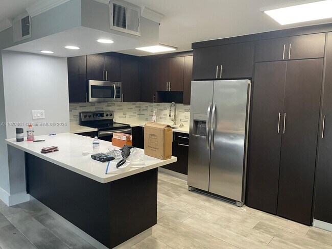 Building Photo - 7215 Miami Lakes Dr