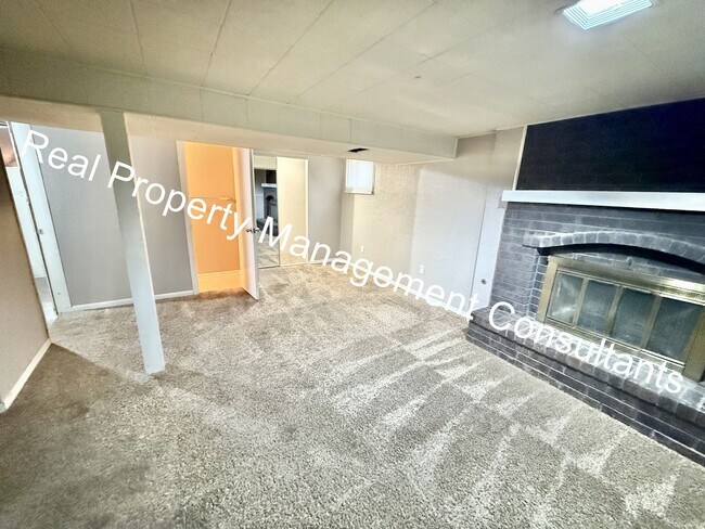 Building Photo - 3 Bedroom Split-Level Home in Sought-After...