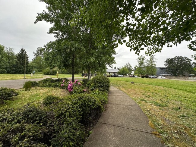 Building Photo - Large Three Bedroom Home in Sustainable South Salem Community