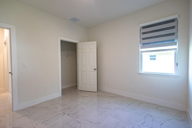 Building Photo - 2149 SW Susset Ln