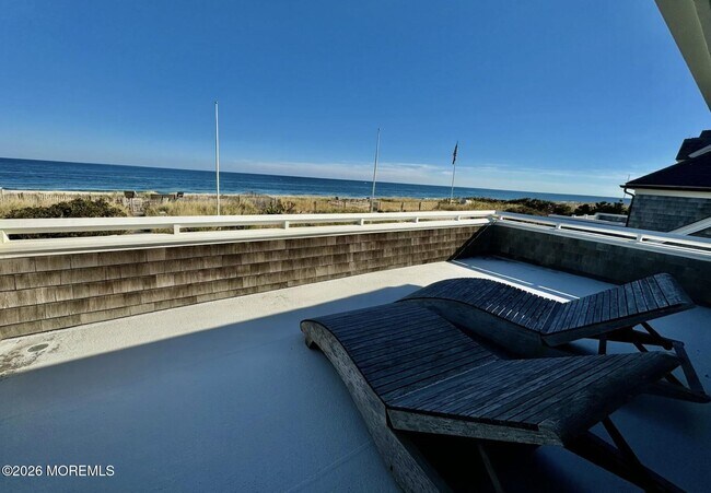 Building Photo - 985 East Ave