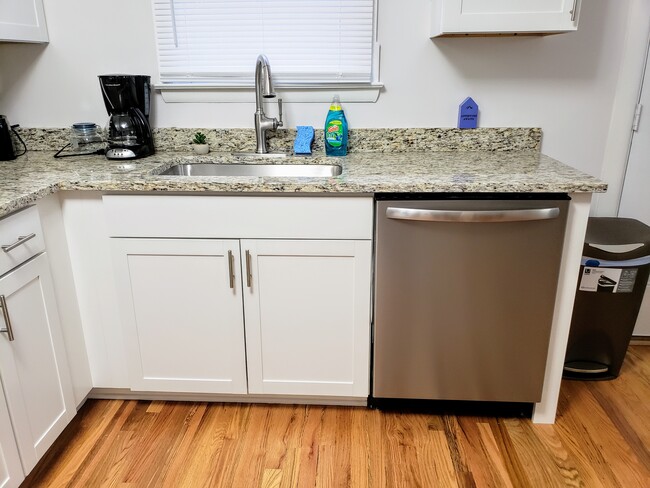 Dishwasher in kitchen - 1509 E High St